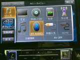 お気に入りの音楽やラジオを楽しめるオーディオシステム。多彩なソースに対応し、快適なドライブを演出します。最高の音響空間を体験してください。