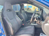 運転席まわりには十分なスペースがあり、大柄な方でもゆったり運転していただける環境です。