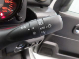 スイッチをオートに設定しておけば、車外の明るさに応じて自動的にヘッドランプを点灯・消灯します。夕暮れ時やトンネルの続く山道などを走行する時に便利なコンライトを装備しています。