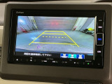 リバースギアに入れるだけで後方の表示へ切り替わります。夜間や雨の日の駐車も楽になりますよ。