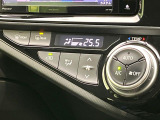 【オートエアコン】一度お好みの温度に設定すれば、車内の温度を検知し風量や温度を自動で調整。暑い&hellip;寒い&hellip;と何度もスイッチ操作をする必要はありません。快適な車内空間には必須の機能ですね♪