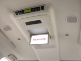 【電動後席モニター】プレミアムサウンド専用!電動開閉後席フリップダウンモニターです。5.1chサウンド、18スピーカーの専用音響システムとなり、人気の装備になります。