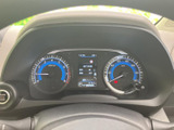 視認性の高いメーター類で、運転に必要な情報を的確に把握できます。運転状況を常に確認でき、安全運転をサポートします。デザインも洗練されています。