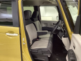 【ベンチシート】運転席と助手席の移動もスムーズ!狭い駐車場での乗り降りや、お子様の乗り降りにも便利です。座席の間にコンソールボックスやドリンクホルダーがないため、車内空間が広く感じます。