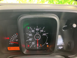 視認性の高いメーターで、運転に必要な情報を的確に把握できます。速度や回転数など、重要な情報が一目で確認できる設計です。走行状況をしっかり管理。