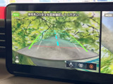 後方確認をサポートするモニターが搭載されています。安全な駐車操作をアシストし、狭い場所でも安心して機動できます。