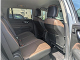 【リアシート】屋根までの高さがある車のため、大人の方でも圧迫感が少なく乗車出来ます。足元は広く取られているため、ゆったりとお乗り頂けます。