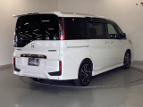 スライドドアは通常のドアに比べて、車のボディーに対し平行に開閉し、開けてもスペースを取りません。出入り口が大きいドアはお子様のいるご家庭はもちろん、混んだ駐車場でも大活躍です!