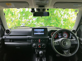 運転席からの視界は広く、運転操作もスムーズに行えます。シンプルで機能的な内装が、快適なドライブをサポートします。