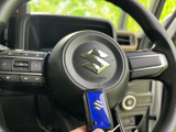 握りやすい太さで、長距離運転でも疲れにくいステアリングです。操作性にも優れ、快適なドライブをサポート。安全性も考慮された設計となっています。