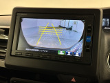 リバースギアに入れるだけで後方の表示へ切り替わります。夜間や雨の日の駐車も楽になりますよ。