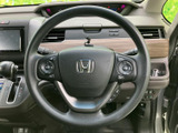 握りやすいステアリングは、運転操作をスムーズに。快適なドライビングポジションを実現し、長距離運転でも疲れにくい設計です。