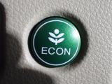 エンジン、エアコンなどを制御し低燃費な『ECONモード』に、また走りを楽しみたいとき、空調など快適性を重視したいときにはスイッチOFFで通常モードに切り替えができます!