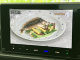 停車中に楽しめるTV機能。休憩時間などに、ニュースや番組をチェックできます。車内での時間を有効活用できます。
