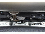 車両後方からの下回りです。マフラー防錆塗装や下回り防錆施工等も可能でございます。