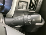 操作しやすいウインカーレバーで、安全運転をサポート。スムーズな操作で、周囲に合図を送ることができます。