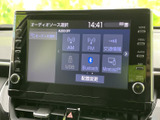 高精細なディスプレイが、音楽やラジオをより鮮やかに表現。多彩な音源に対応し、車内でのエンターテイメントを充実させてくれます。