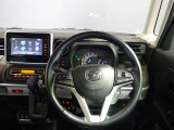 【運転席インテリアデザイン】左右対称のインテリアデザインでドライバーを包み込み運転に集中できるように設計されています。