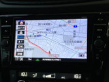 わかりやすい地図表示で、目的地へのナビゲーションをスムーズに行えます。周辺情報も充実しており、初めての場所でも安心です。運転に集中できますね。