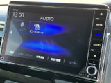 洗練されたデザインのモニターが、運転席からの視認性を高めます。各種情報を一目で確認でき、安全運転をサポートする機能も充実しています。