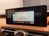 こちらのバックカメラは画面にラインが表示されておりますので、バック時のクルマの進行方向の目安になります。より高いレベルで車庫入れをサポートする、便利な機能ですね。