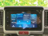 見やすい大型ディスプレイが、運転をサポート。音楽を聴きながら、快適なドライブを楽しめます。操作も直感的に行えます。