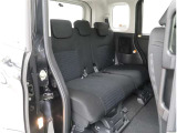 後席を倒せばフラットな状態になりますよ!荷室容量を拡大することも可能です!