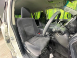 運転席まわりには十分なスペースがあり、大柄な方でもゆったり運転していただける環境です。