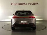 レクサスの象徴ともいえる左右のL字形状をひとつなぎとした真一文字のテールランプ!継ぎ目なく発光するシャープかつワイドな光がレクサスらしさを強調!空力性能を高めた形状で、機能性とデザイン性を両立!