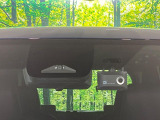 【プリクラッシュセーフティ】前方の車両等を検知し、衝突しそうな時は警報で注意を促し、ブレーキを踏む力をサポート。ブレーキを踏めなかった場合は衝突被害軽減ブレーキが作動、衝突回避をサポートします。