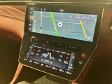 大型のタッチコントロールシステム。シフト操作は中央にあるシフトスイッチで行って頂きます