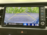 高精細な画面で、ナビゲーションやオーディオを快適に操作できます。後方確認カメラの映像も鮮明に表示し、安全な運転をサポートします。