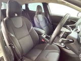 VOLVOのシートは人間工学に基づいた設計となっており、長時間の運転でも疲れにくいと定評があります。当店ではモデルにより試乗可能なお車もご用意しておりますので、ぜひ座り心地をご体感ください。
