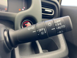 操作しやすい位置に配置されたウインカーレバー。スムーズな操作で、安全な車線変更をサポートします。オート機能も便利です。