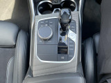 【シフトノブ】BMWの高性能オートマチックは、ATセレクトレバーを左側に倒すことで、通常の「D」から「S」(スポーツ)または「M」(マニュアル)へと切り替えが可能です
