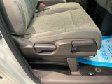 【シートレバー】ただ座るだけじゃない、運転のしやすさを決める大事なスイッチ。視界を広げたり、腰への負担を減らしたり。体型に合わせてジャストフィットさせるこの瞬間、さあ走るぞって気合が入ります。