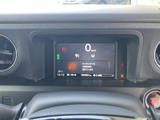 視認性の高いメーターで、速度やエンジン回転数を一目で確認できます。運転に集中できる、シンプルで機能的なデザインです。