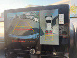 【全方位カメラ】自車を真上から見下ろす視点をモニターに映す機能。駐車や離合時の死角を無くして安全を支えます。トヨタ名のパノラミックビュー等、現代の商談では外せない必須の安全装備です。