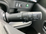 操作しやすい位置に配置されたウインカーレバー。スムーズな操作で、安全な車線変更をサポートします。