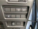 アイドリングストップOFFスイッチやヘッドライトレベライザーダイヤルなど、運転席から手が届きやすい位置に集約された各種機能スイッチです。