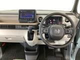 【ハンドル】運転にかかわる様々な操作を安全に行えるように視点移動が少なく操作性に配慮されたスイッチ類が凝縮されたコックピットです。