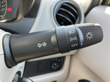 操作しやすいウインカーレバーとライトの操作部。直感的に操作でき、安全運転をサポートします。スムーズな車線変更を支援します。