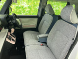 運転席からの視界は広く、運転操作もスムーズに行えます。シートの形状も工夫されており、長時間の運転でも疲れにくいです。快適な運転環境です。