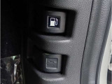 給油口、ボンネットはこちらのレバーを引いて頂くと開きます!