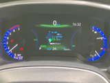 視認性の高いメーター類で、運転状況を的確に把握。デジタル表示で様々な情報も確認できます。
