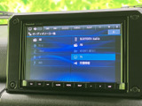 お気に入りの音楽を最高の音質で。多様なソースに対応し、長距離ドライブも楽しく過ごせます。直感的な操作で快適に音楽を選べます。