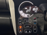 【オートエアコン】一度お好みの温度に設定すれば、車内の温度を検知し風量や温度を自動で調整。暑い&hellip;寒い&hellip;と何度もスイッチ操作をする必要はありません。快適な車内空間には必須の機能ですね♪