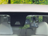 【三菱e-Assist】走行中に前方の車両等を認識し、衝突しそうな時は警報とブレーキで衝突回避と被害軽減をアシスト。より安全にドライブをお楽しみいただけます。