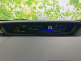 視認性の高いメーターで、運転に必要な情報を的確に把握できます。運転席をスタイリッシュに演出する、洗練されたデザインです。