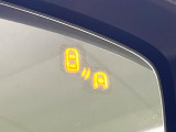 【ブラインドスポットモニタリング】走行中、ドアミラーの死角になりやすい箇所に後続車が接近するとサイドミラー付近に警告を表示、ドライバーに注意喚起をしてくれます。